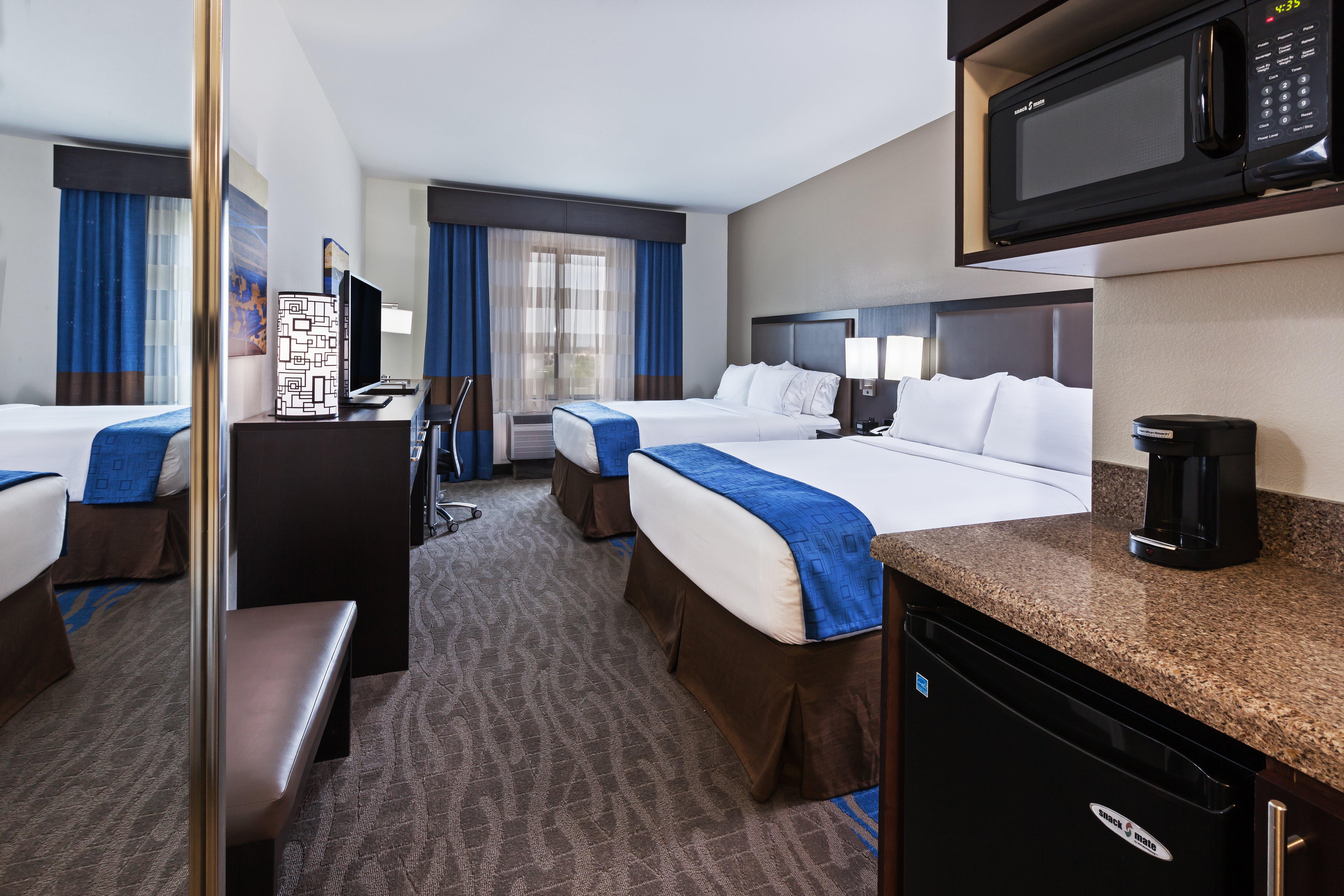 Hotel Holiday Express & By Ihg 3*